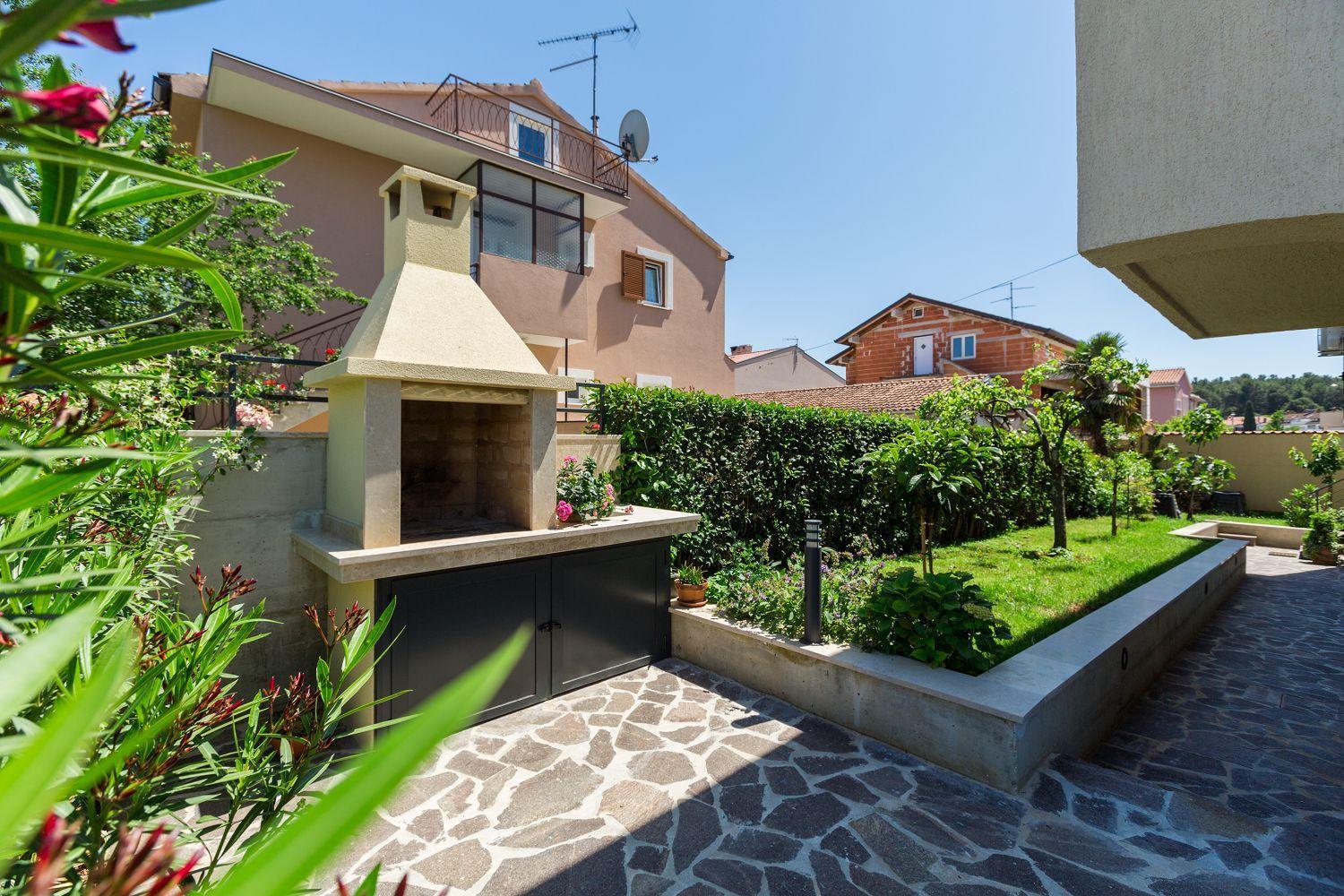 Frisch Renoviertes Wenige Gehminuten Vom Mit Privatem Balkon, Klima, Grill, Wifi Apartment