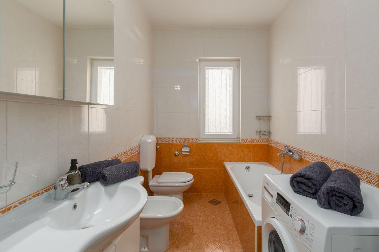 Frisch Renoviertes Wenige Gehminuten Vom Mit Privatem Balkon, Klima, Grill, Wifi * Poreč