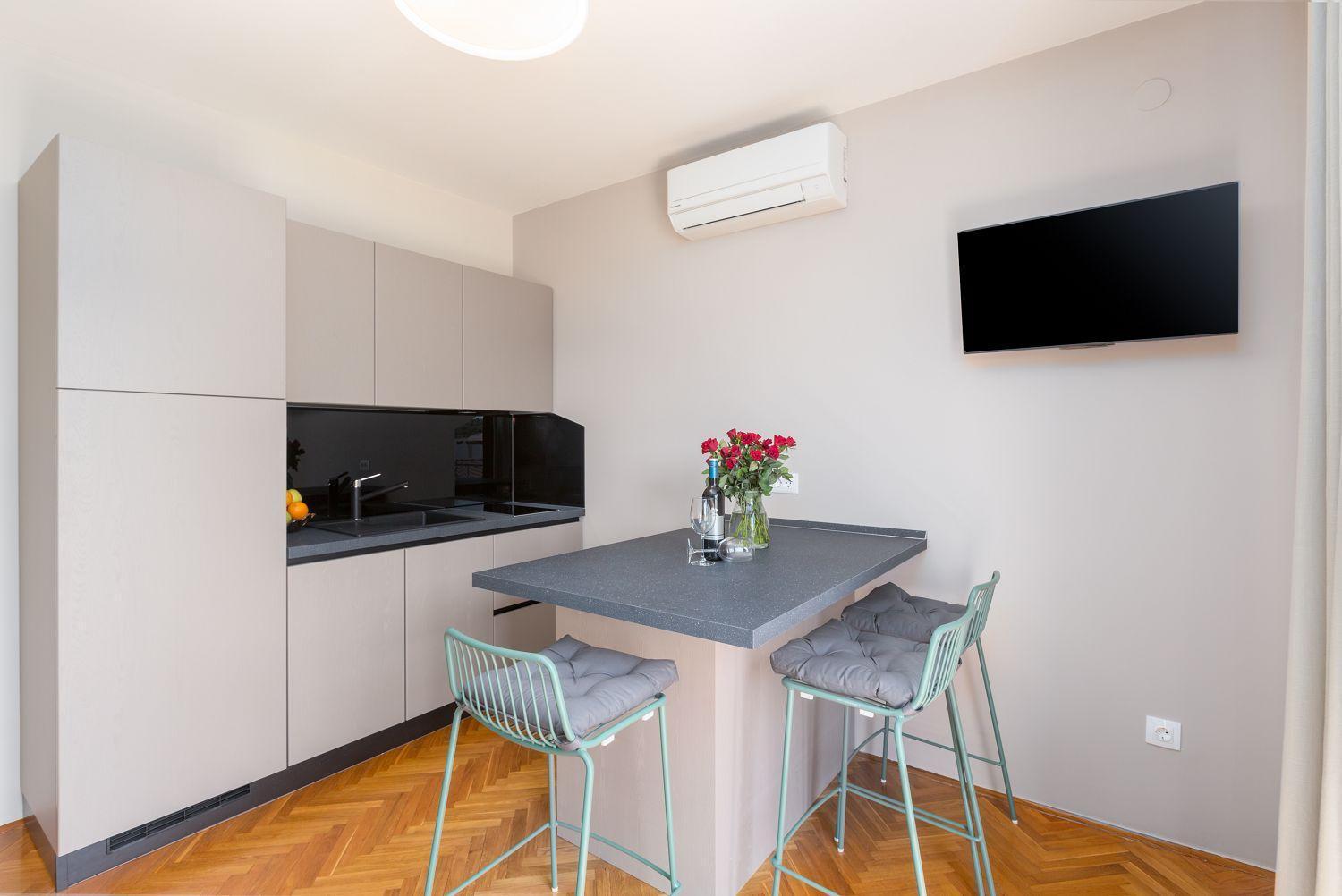 Frisch Renoviertes Wenige Gehminuten Vom Mit Privatem Balkon, Klima, Grill, Wifi Apartment *