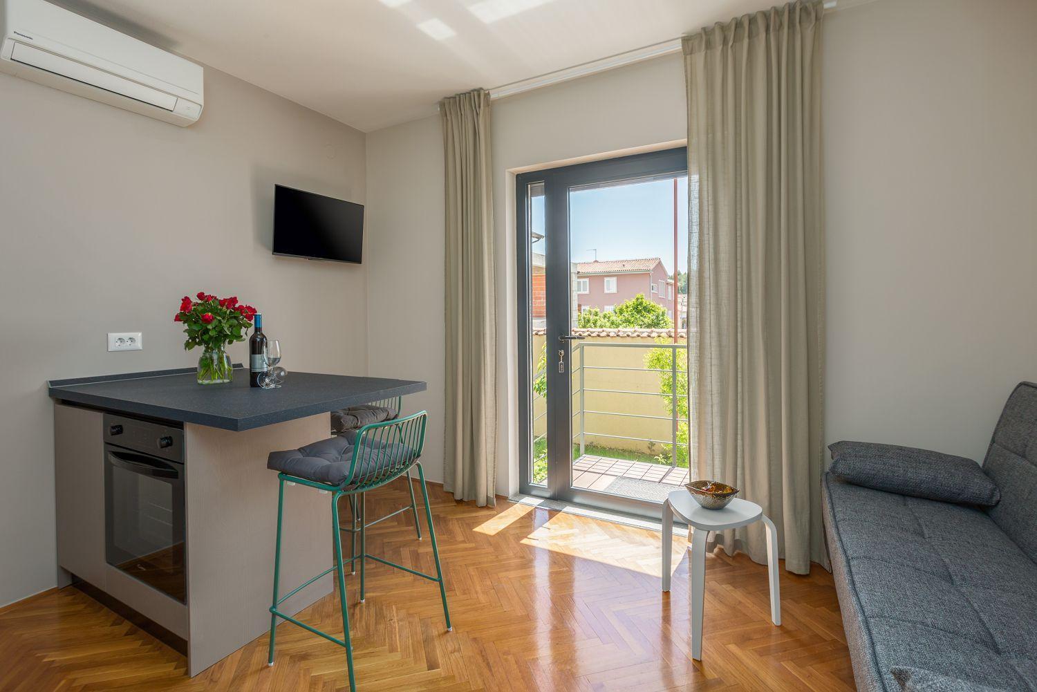 Apartment Frisch Renoviertes Wenige Gehminuten Vom Mit Privatem Balkon, Klima, Grill, Wifi *